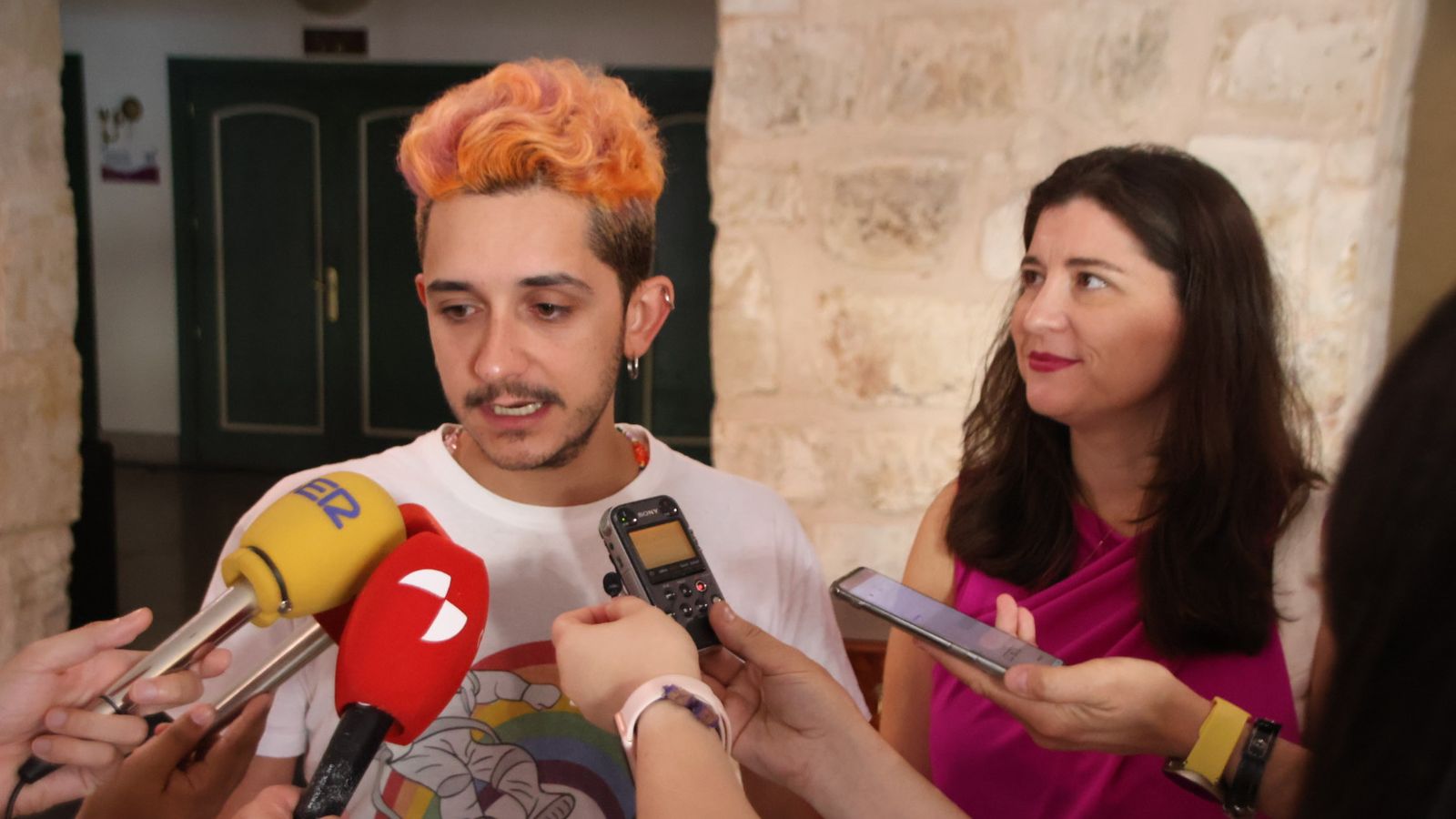 Colocación de la bandera con motivo del Día Internacional del Orgullo LGTBI+