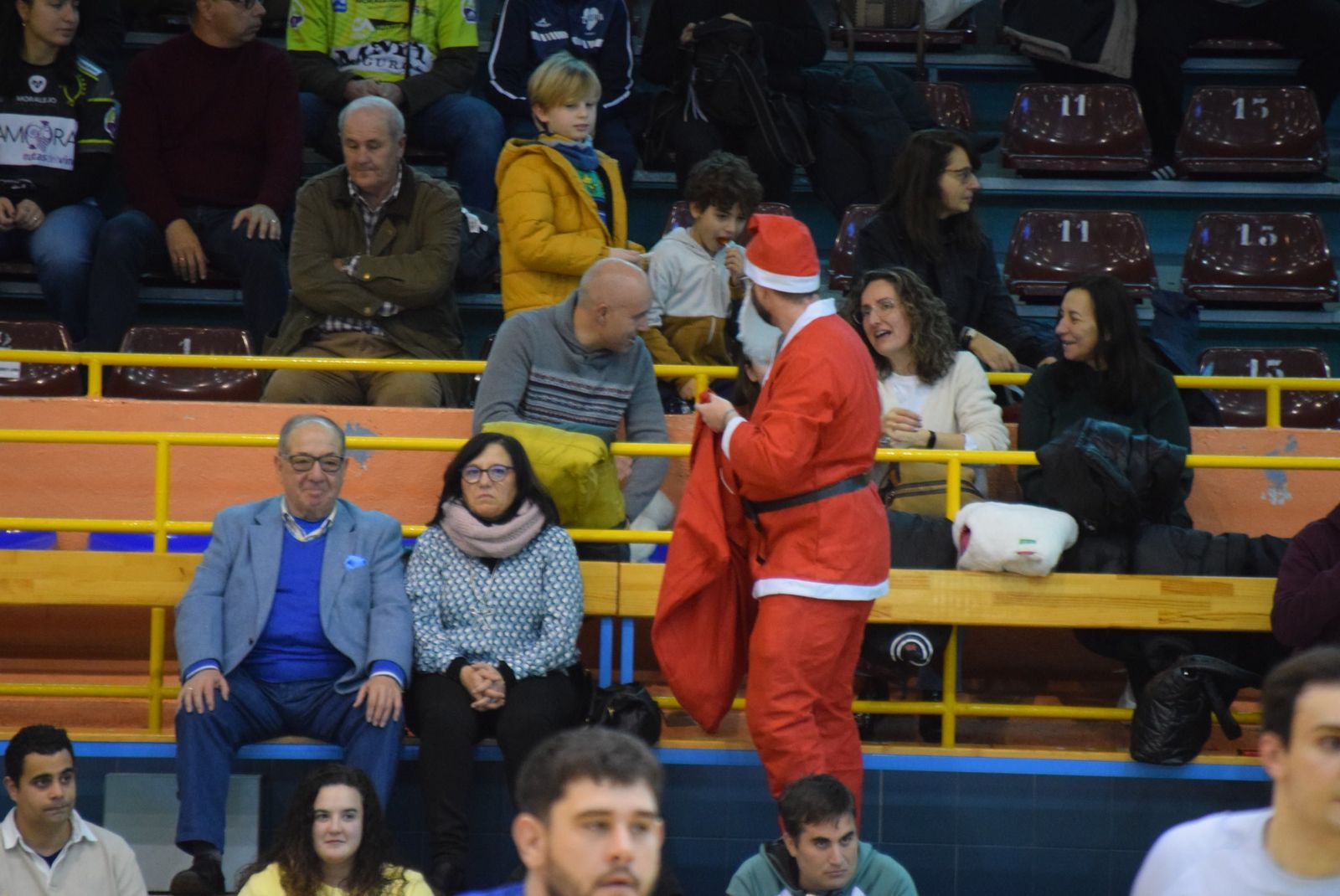 lluvia-de-peluches-en-el-angel-nieto-2023-12