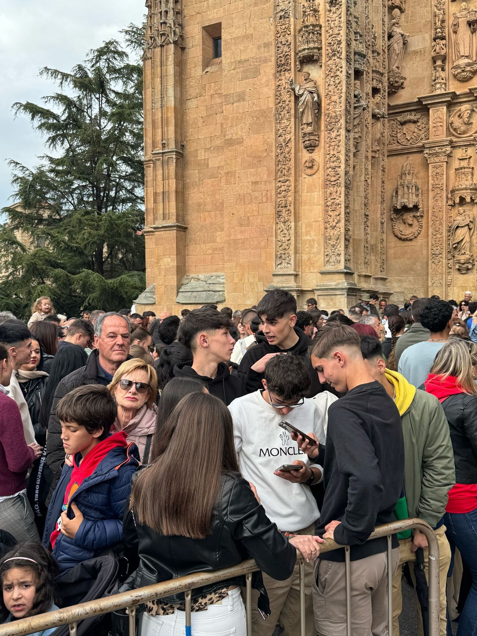 ambiente-procesion-cofradia-penitencial-del-rosario-6
