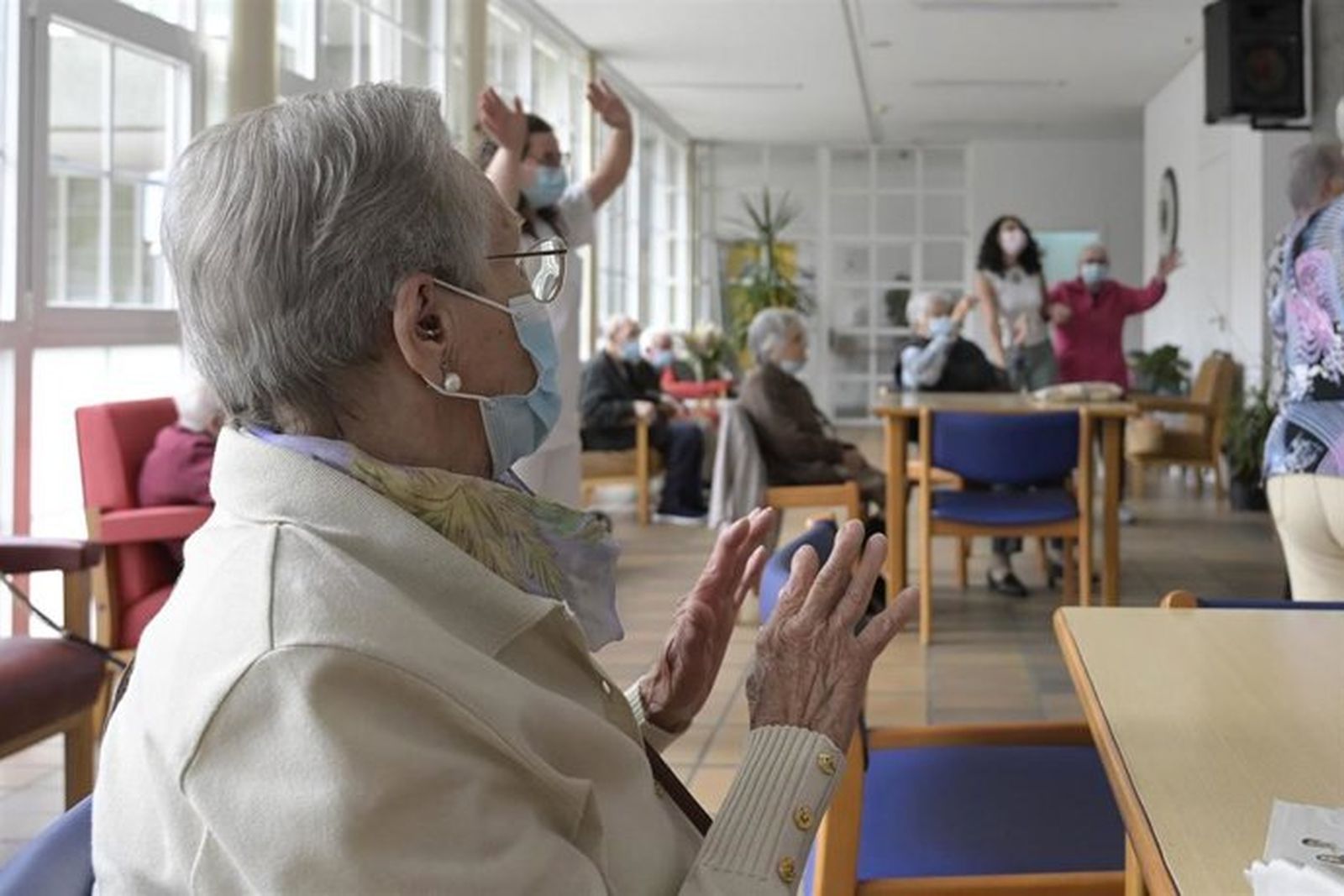 Personas mayores en una residencia para ancianos realizando actividades