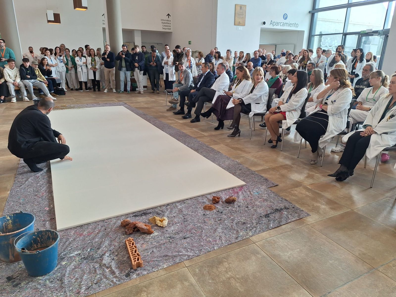 50º Aniversario del Hospital Clínico  Universitario con una intervención artística “Latidos  de barro” (22).jpeg