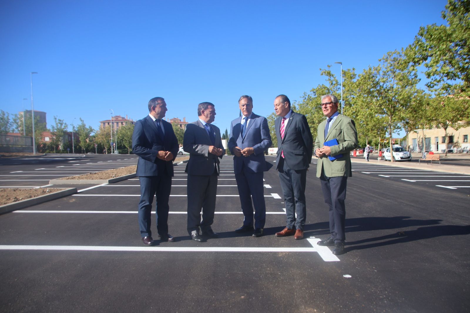 El consejero de la Presidencia, Luis Miguel González Gago, junto a Carbayo visitan las instalaciones del nuevo aparcamiento en el Barrio de la Chinchibarra