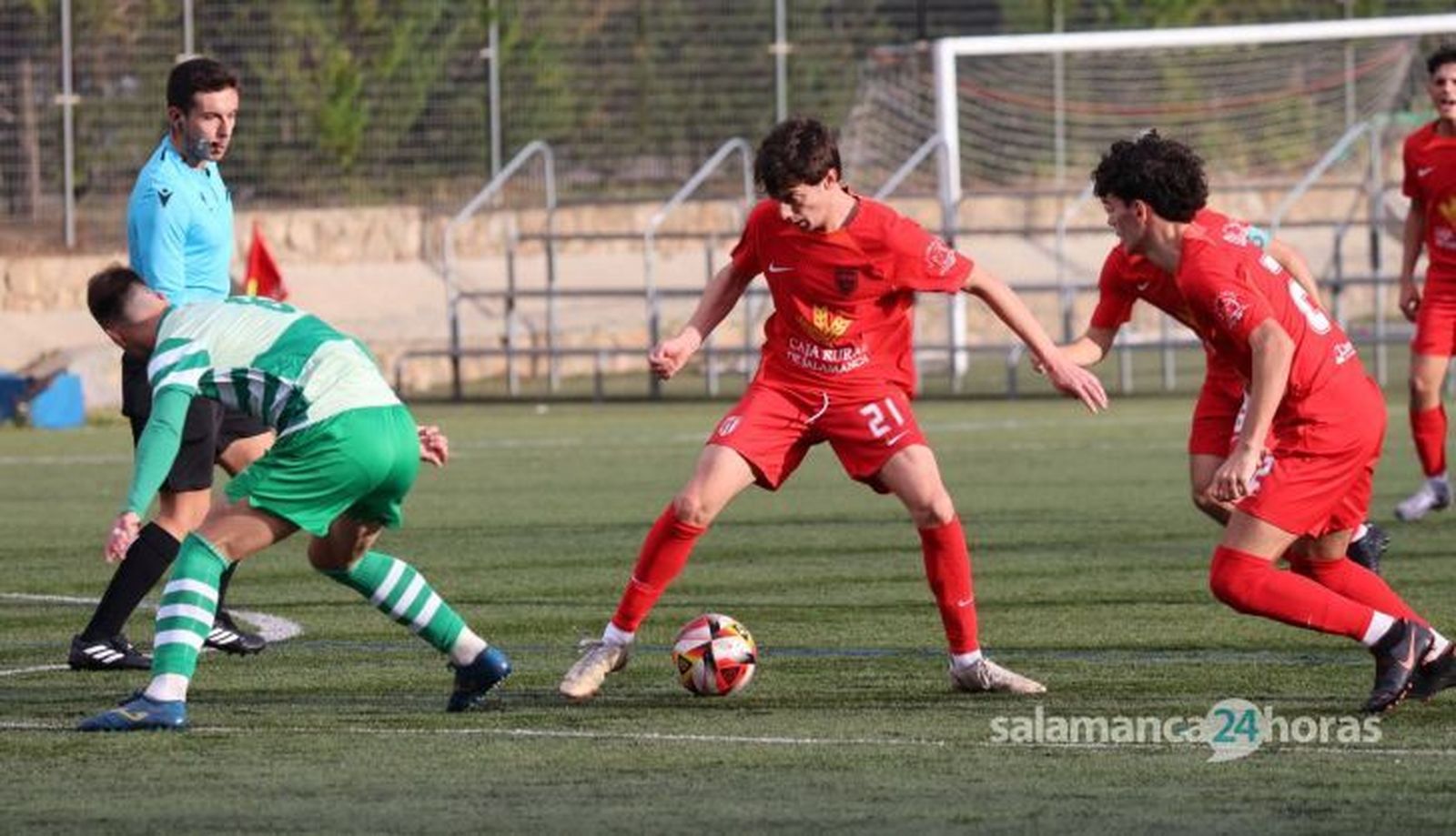 Mito se zafa de un rival de La Virgen | FOTO ANDREA MATEOS