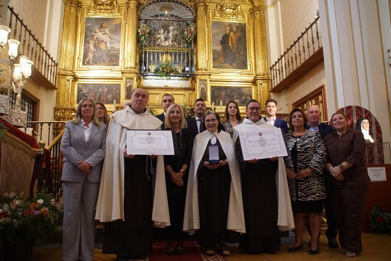 Alba nombra hijo adoptivo al prior Miguel Angel González  (39).jpeg