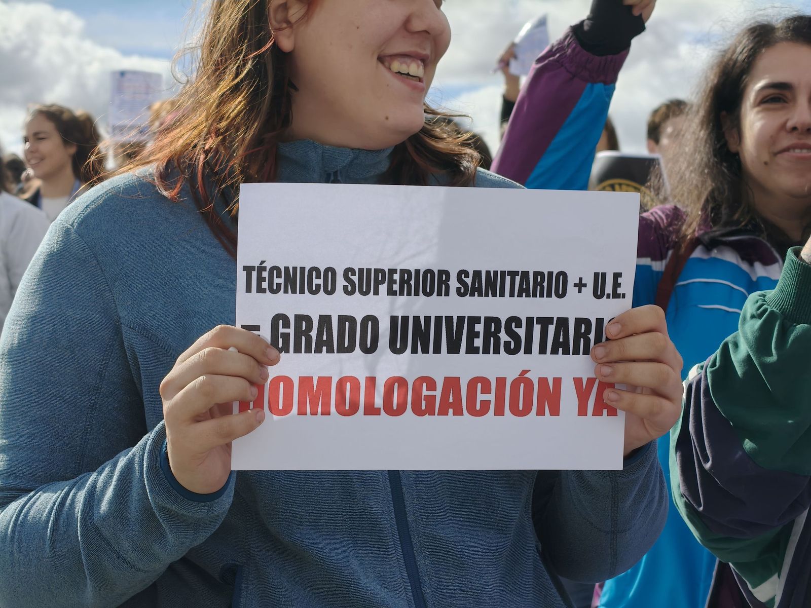 Los técnicos superiores sanitarios protestan a las puertas del hospital de Salamanca