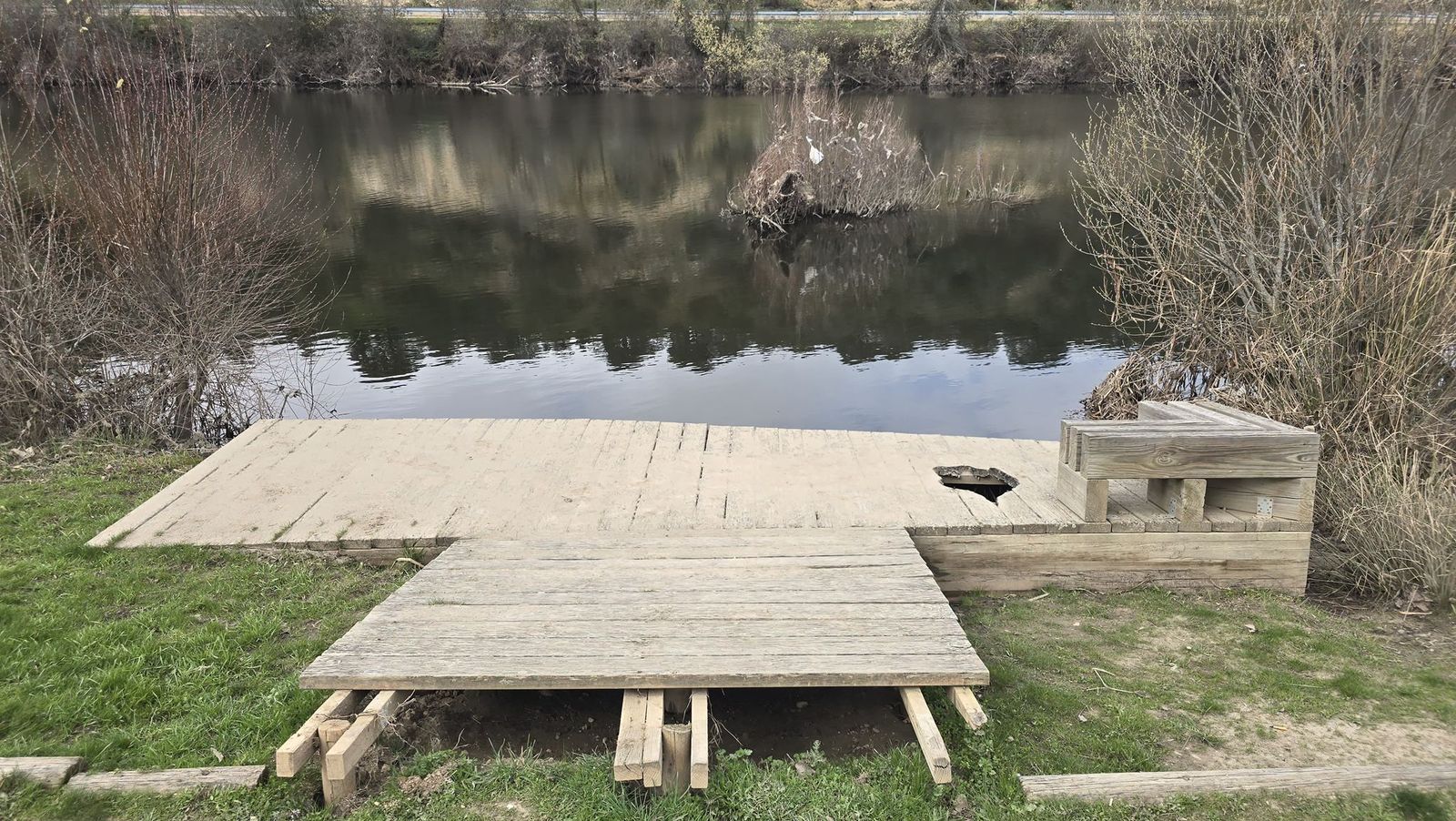 Uno de los puestos de pescadores afectados en la zona entre el Puente Gudino al Molino del Canto en Villamayor