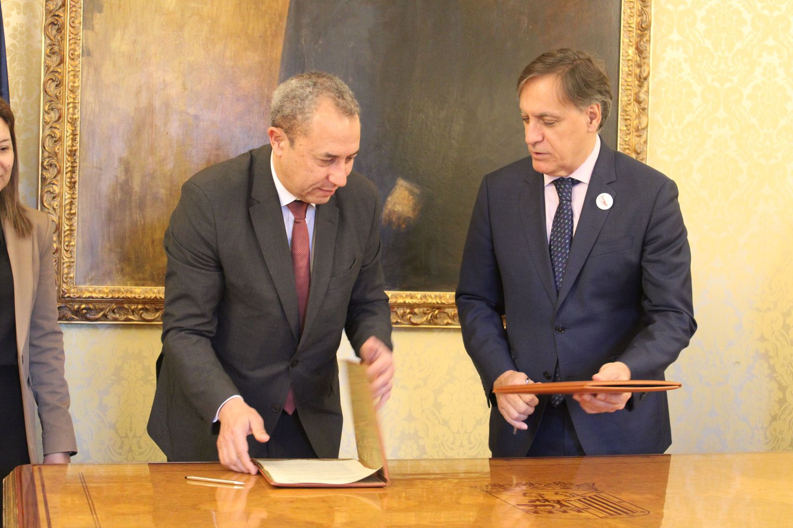 El alcalde de Salamanca y presidente de Zaldesa, Carlos García Carbayo, y el presidente del Consejo de Administración de la Autoridad del Puerto de Aveiro, Eduardo (12) el-alcalde-de-salamanca-y-presidente-de-zaldesa-carlos-garcia-carbayo-y-el-presidente-del-consejo-de-administracion-de-la-autoridad-del-puerto-de-aveiro-eduardo-12