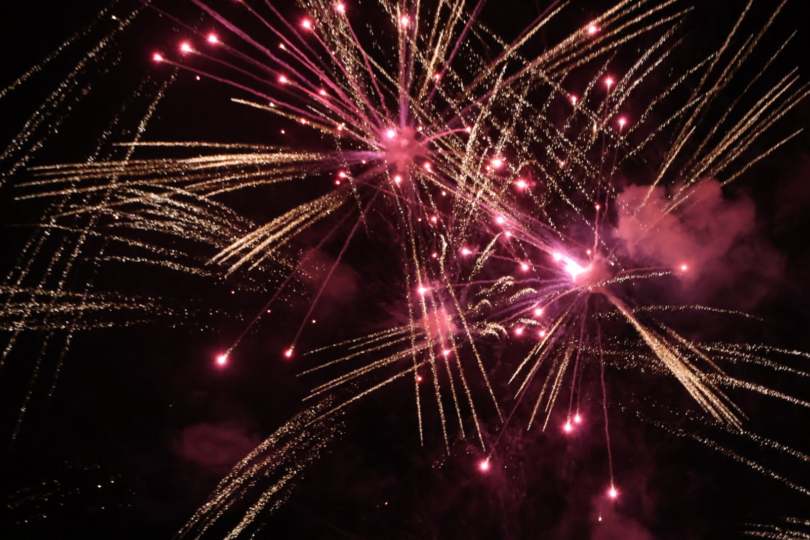 Fuegos artificiales en el entorno del Puente Romano