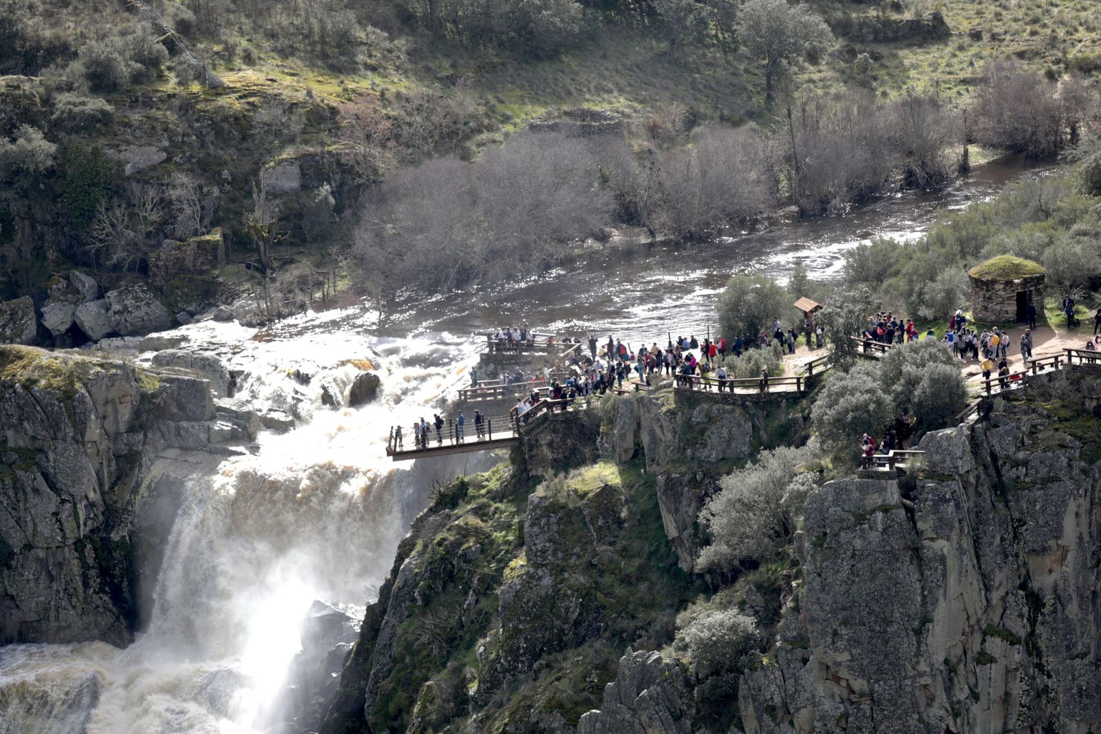 El Pozo de los Humos con mucho caudal tras las últimas lluvias atrae a cientos de visitantes. | FOTO: ICAL