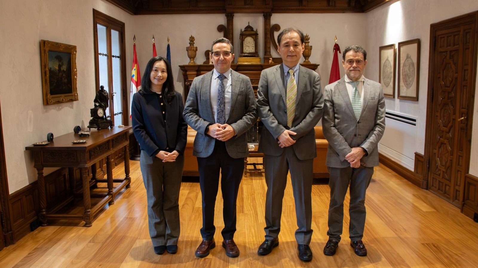 La agregada de Cultura y Prensa de la Embajada, Yuka Hayashi; el rector de la USAL, Juan Manuel Corchado; el nuevo embajador de Japón en España, Hiroshi Yamauchi; y el director del Centro Cultural Hispano Japonés, José Abel Flores