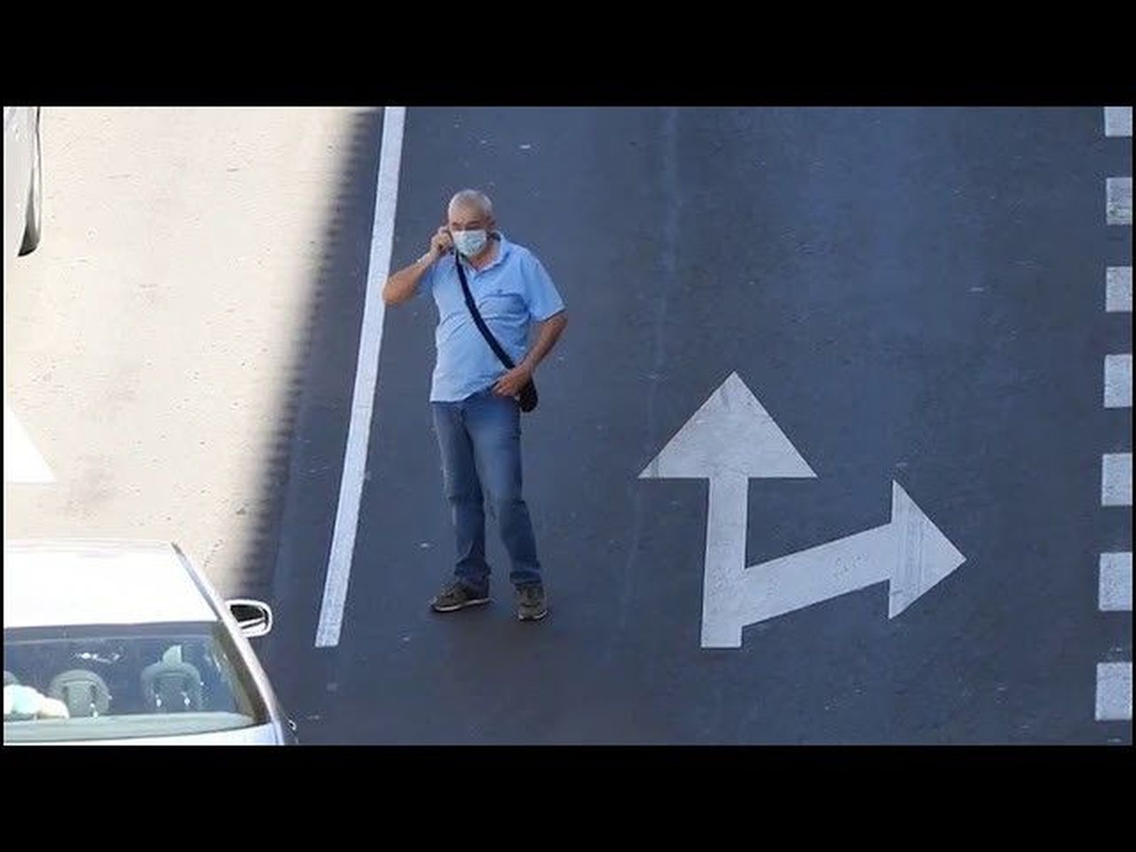 Un hombre casi es atropellado en el paseo de Canalejas durante la manifestación de VOX
