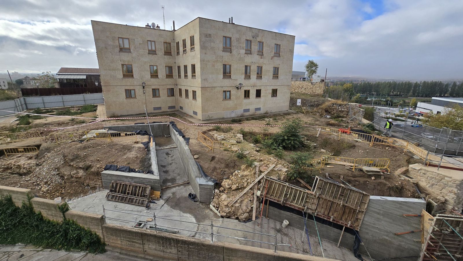 El alcalde de Salamanca, Carlos García Carbayo, informa de los hallazgos y las actuaciones que se están realizando en el Cerro de San Vicente