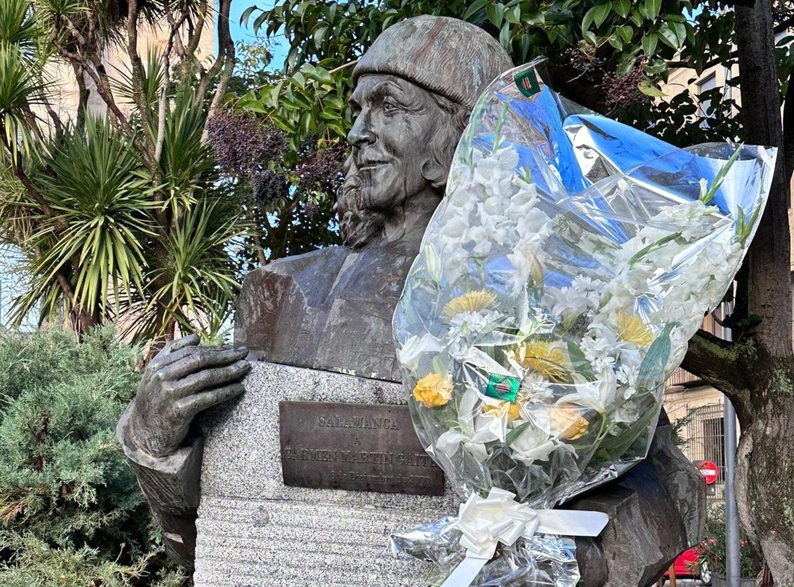 Flores en la estatua Carmen Martín Gaite. Foto @aytoSalamanca