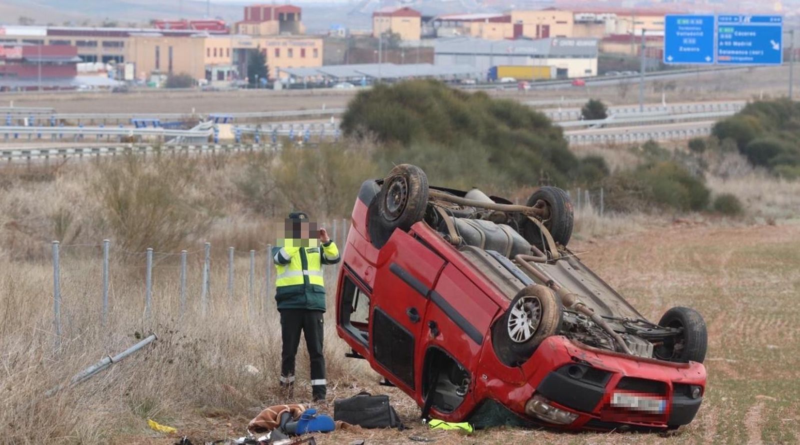 El vehículo acabó en un terreno próximo a la autovía