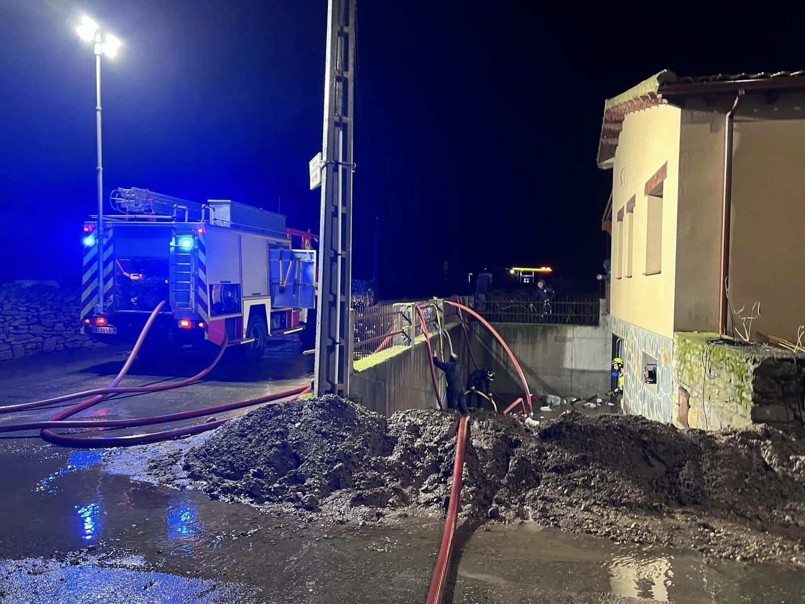 Inundación en Villar de Peralonso. Foto Bomberos de Ledesma