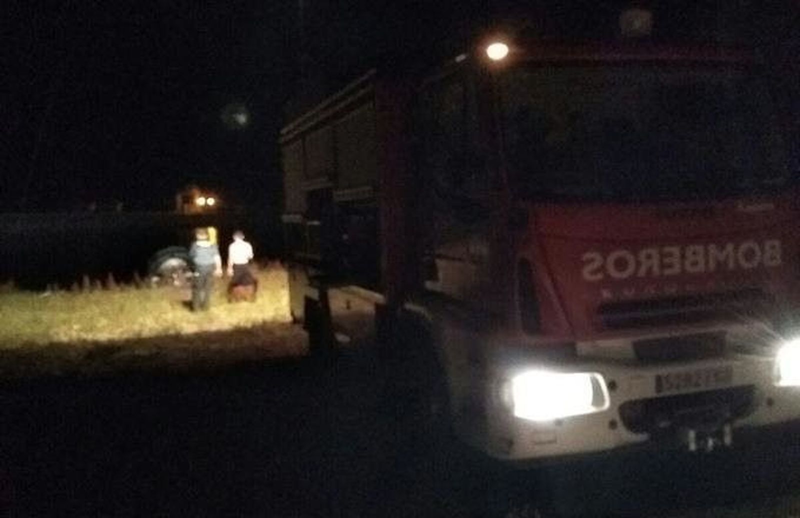 Cuatro adultos y dos menores rescatados por los bomberos en el embalse de Agavanzal