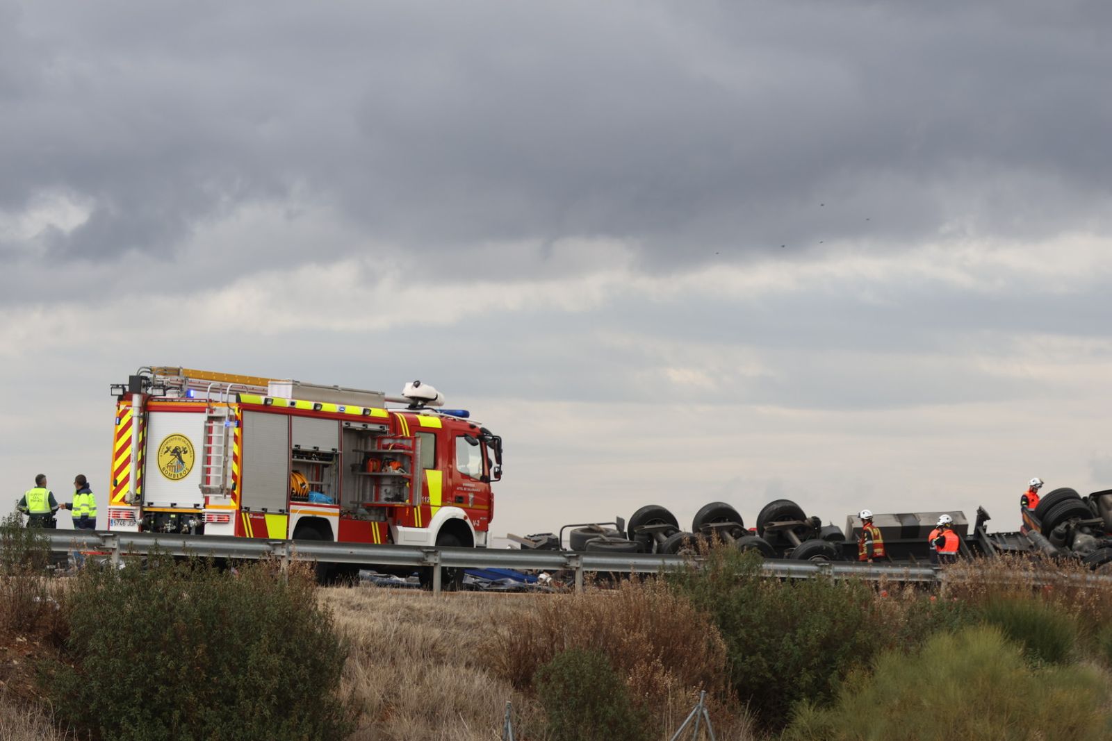 Un camión vuelca en la A-62 y corta la autovía a su paso por Salamanca
