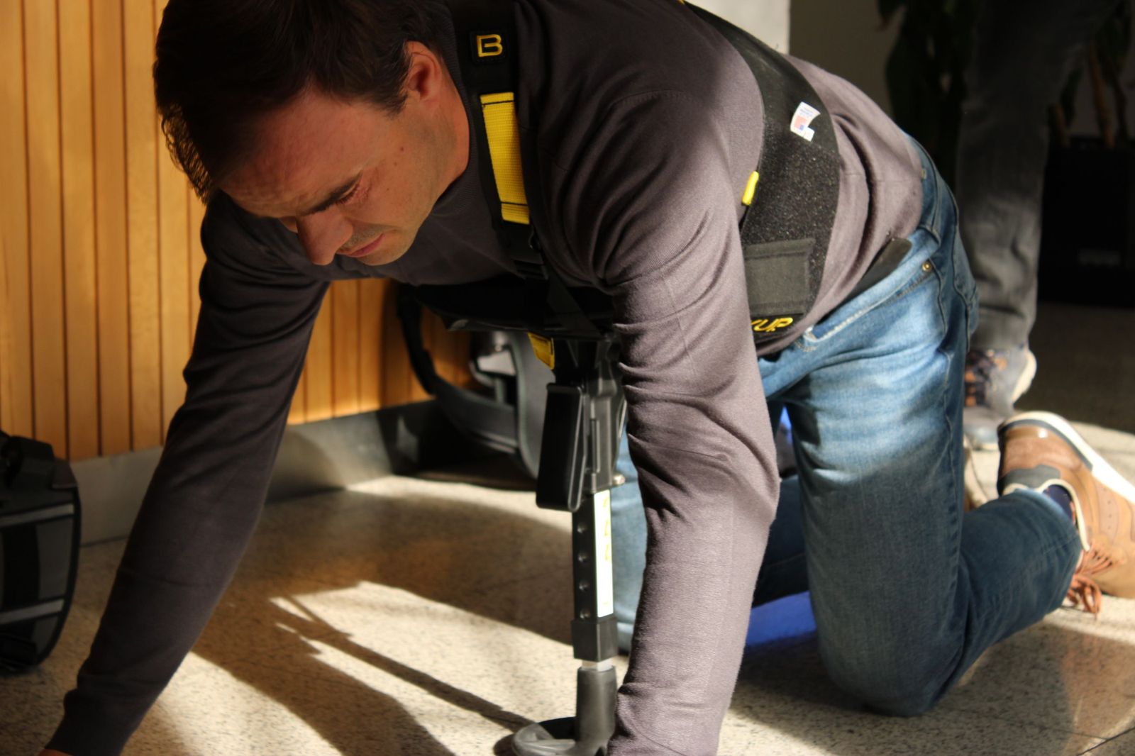 Demostración del funcionamiento de exoesqueletos industriales