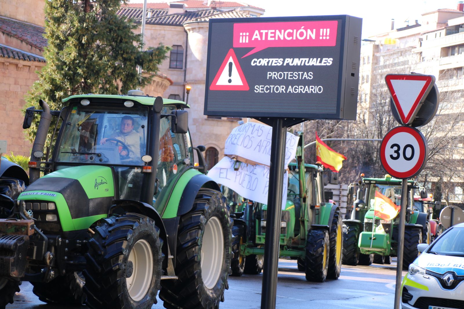 En imágenes la marcha con tractores y vehículos de campo en Salamanca en protesta contra Mercosur