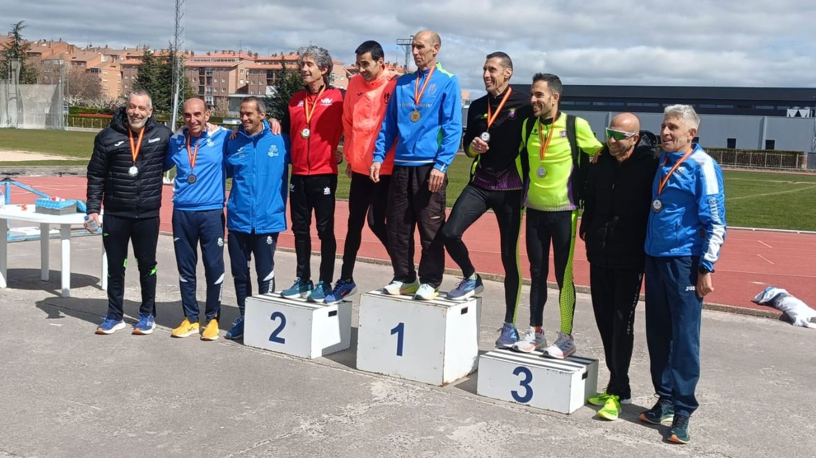 Grupo de atletas participantes de la categoría Master