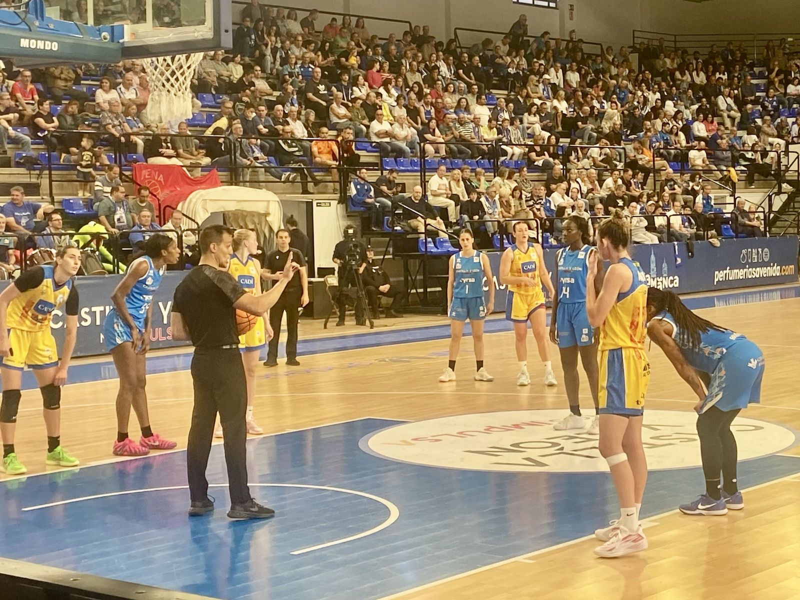 Djaldi Tabdi lanza un tiro libre ante Cadí La Seu