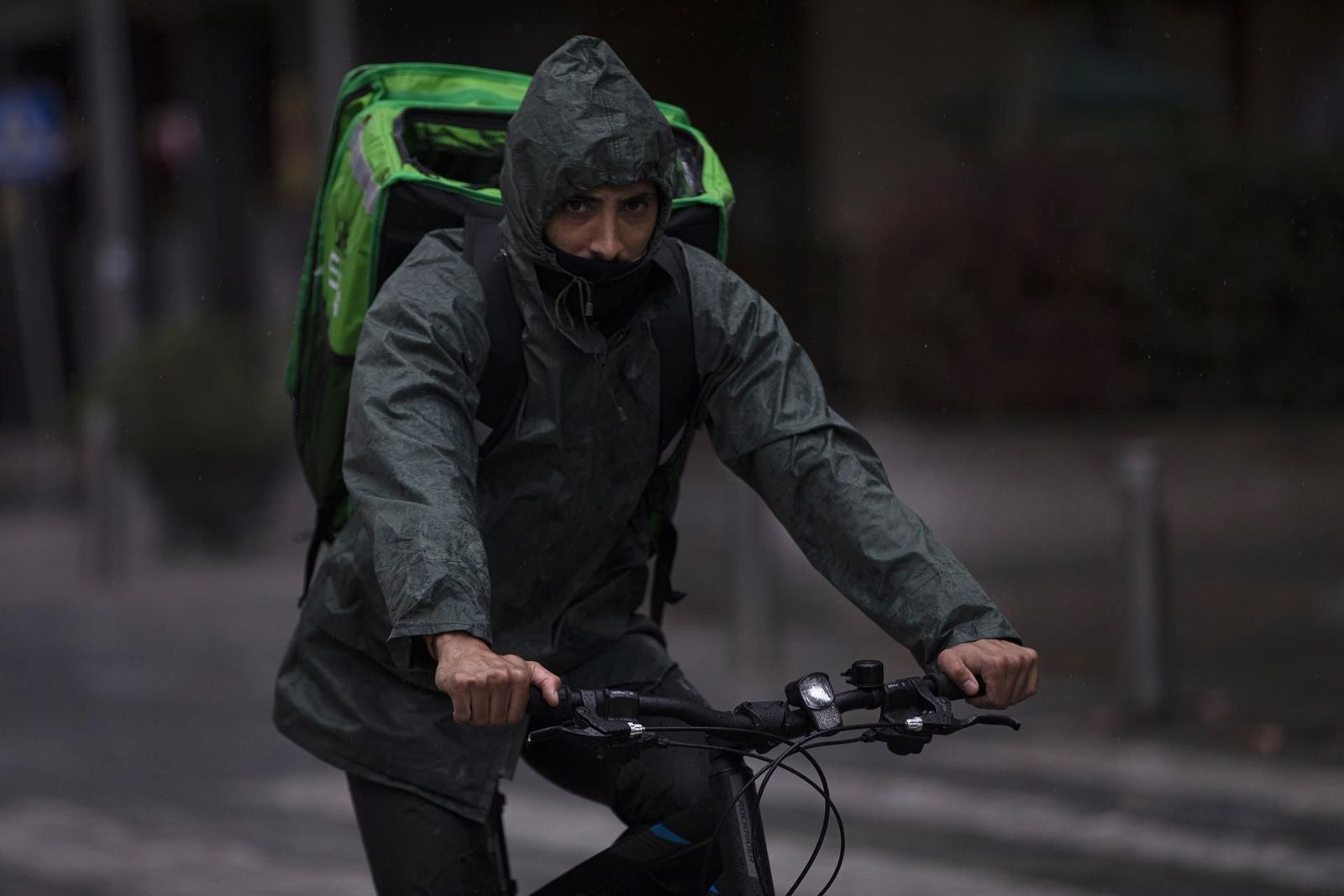 Un rider, trabajando bajo la lluvia. | EP