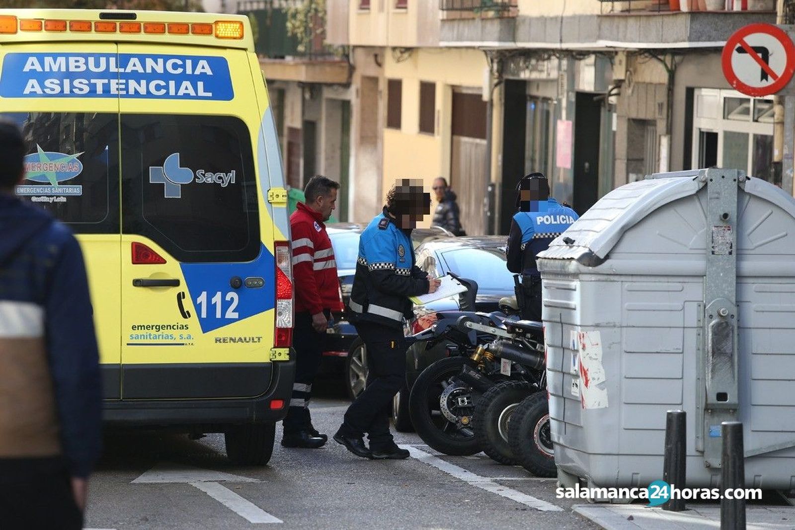 Ambulancia Policía Local calle Gutenberg (1)