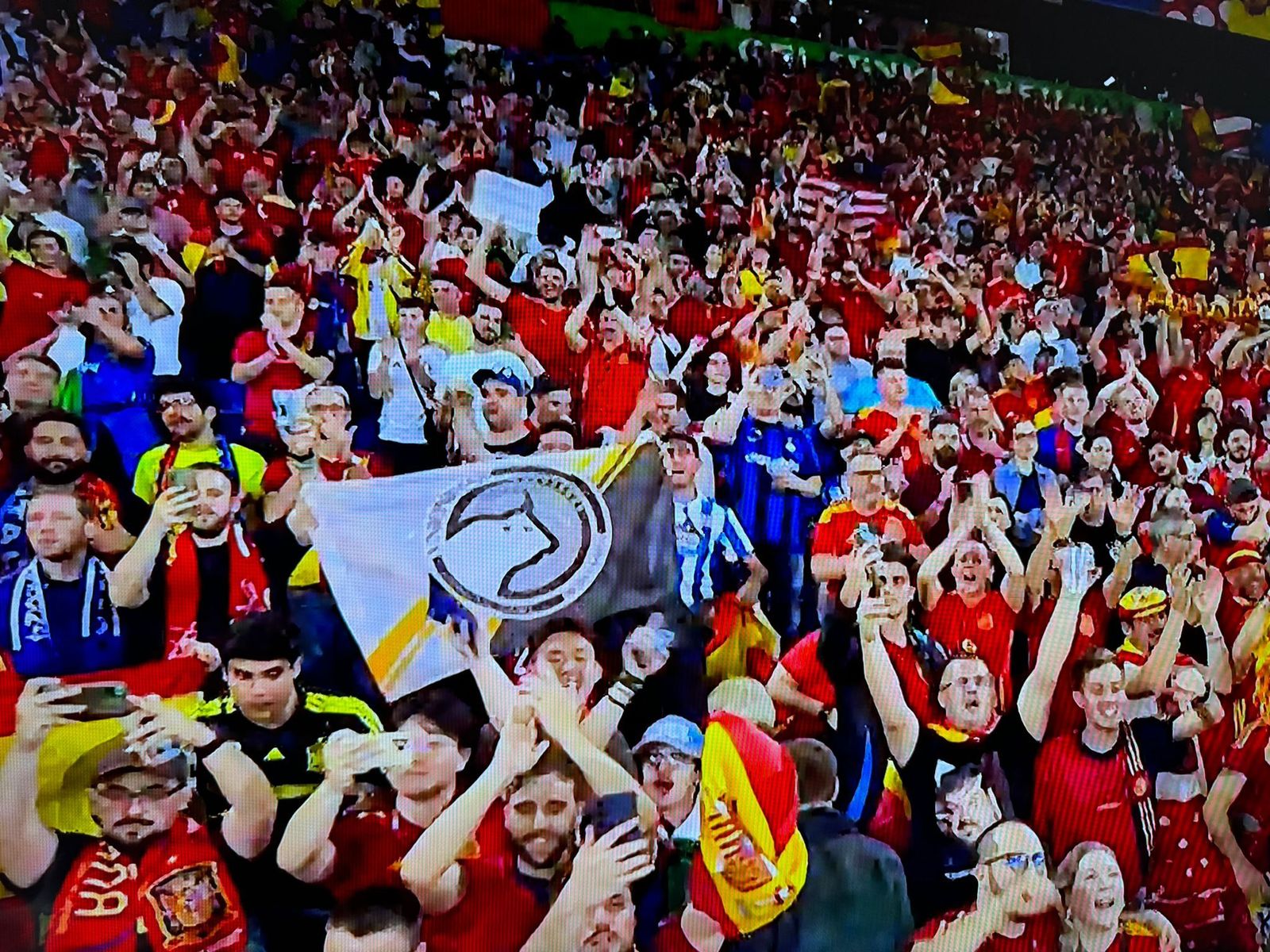 La bandera de Unionistas, muy visible en la grada del España - Italia