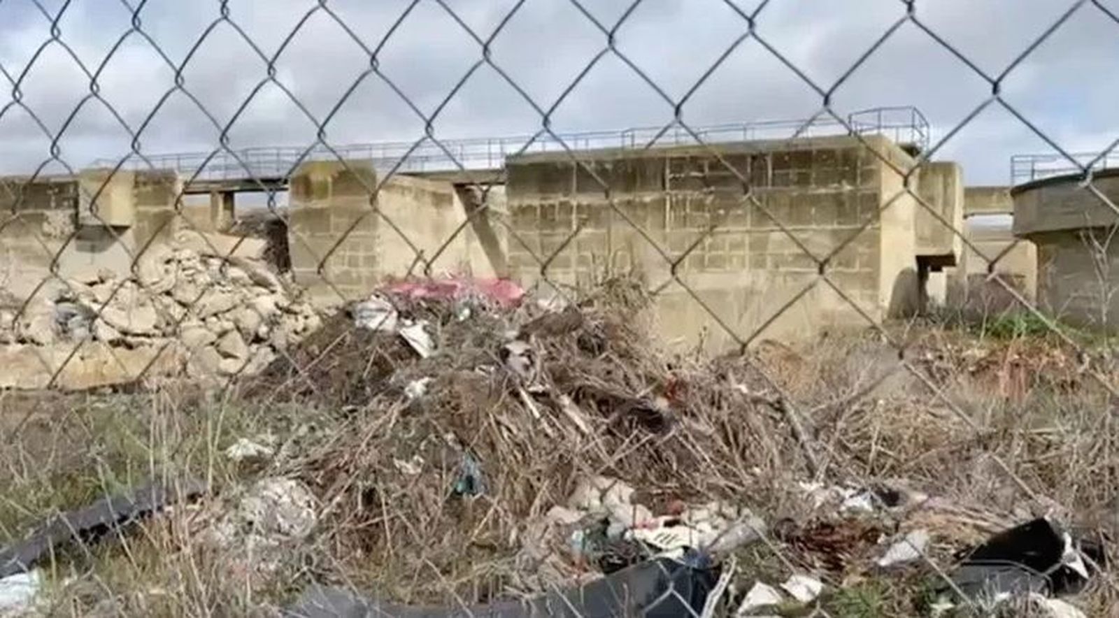 Depósito de basura en la EDAR de Benavente