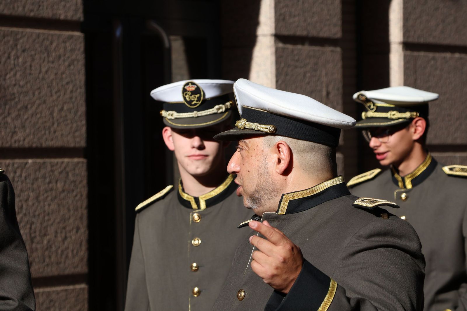 La Exaltación de la Cruz procesiona por las calles de Zamora rumbo a la carpa de San Bernabé