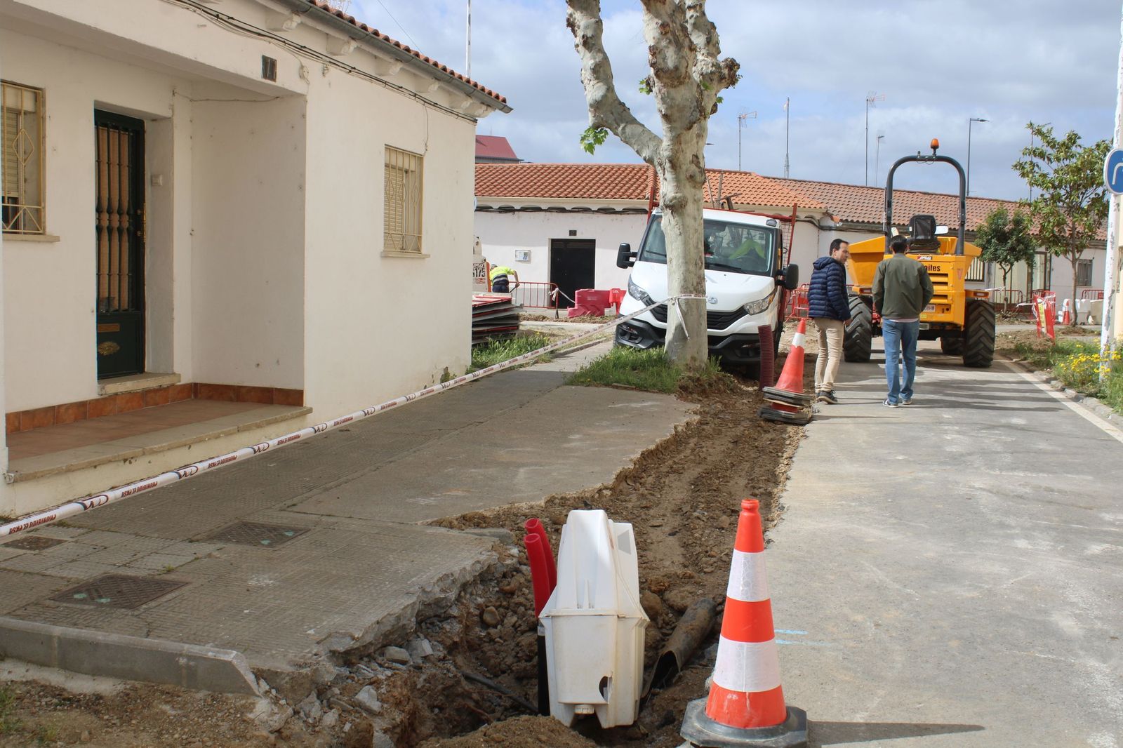 Carbayo visita las obras de la segunda fase de urbanización del barrio de La Vega