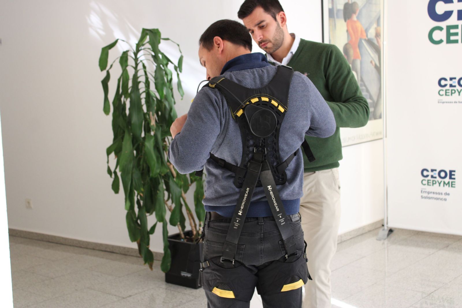 Demostración del funcionamiento de exoesqueletos industriales