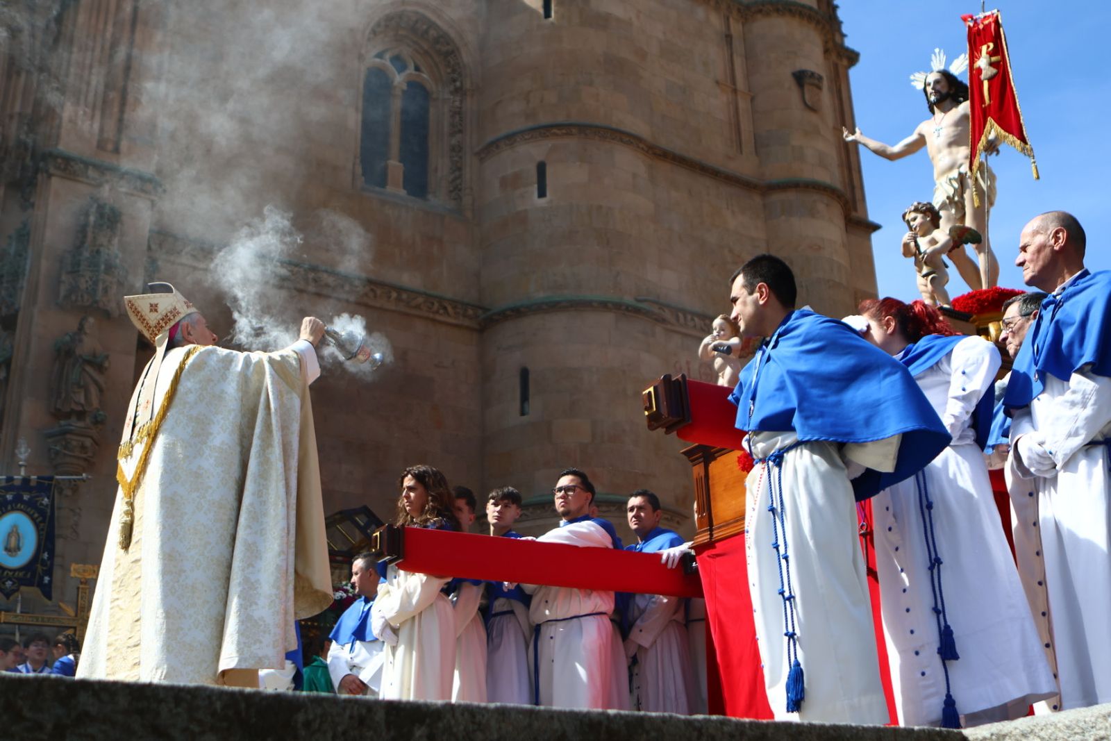 Procesión del encuentro de Nuestra Señora de la Alegría y Jesús Resucitado en el Domingo de Resurrección en Salamanca