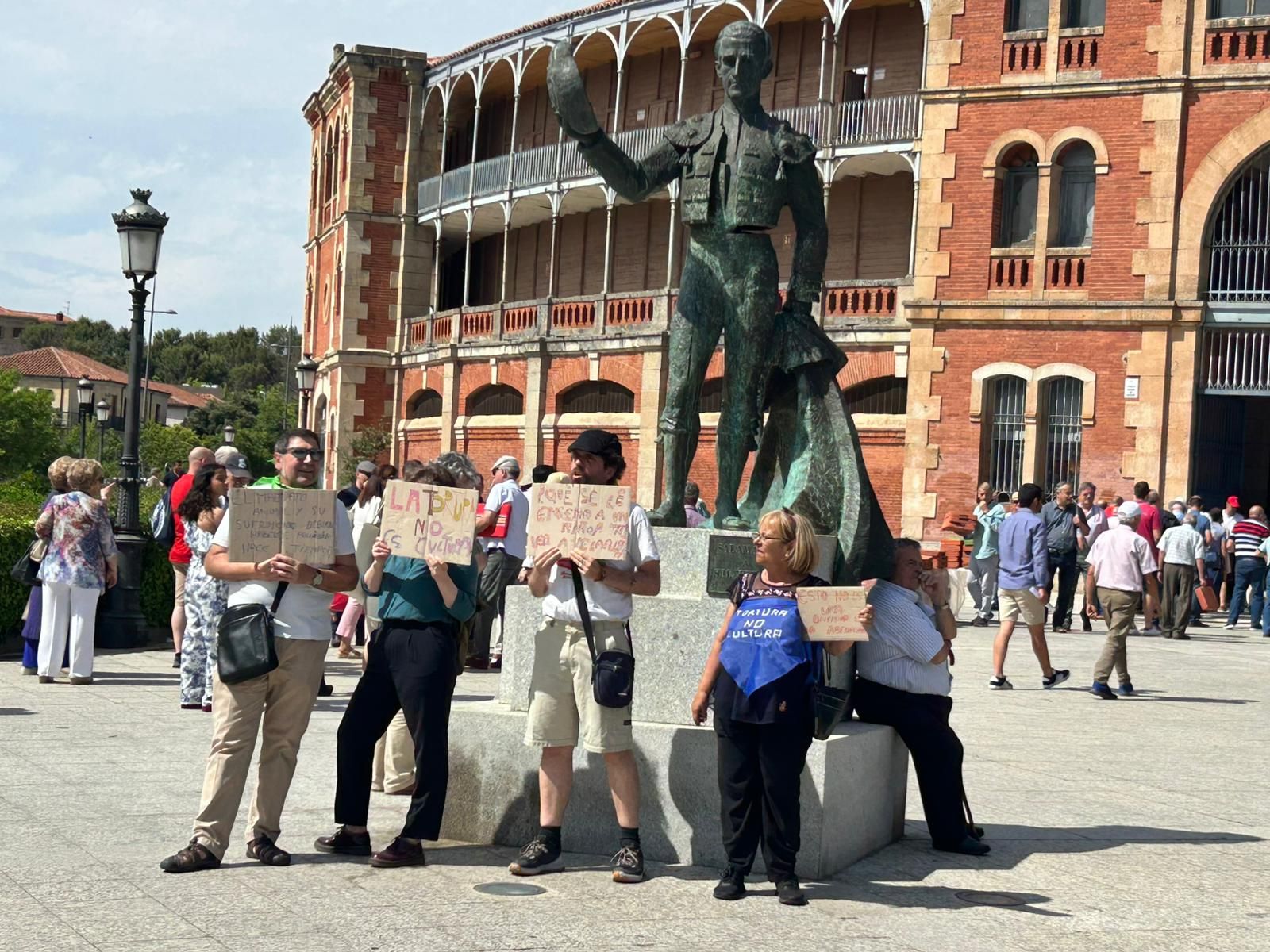 Escasa asistencia en la manifestación "antitaurina" de este sábado junto a la estatua del Viti