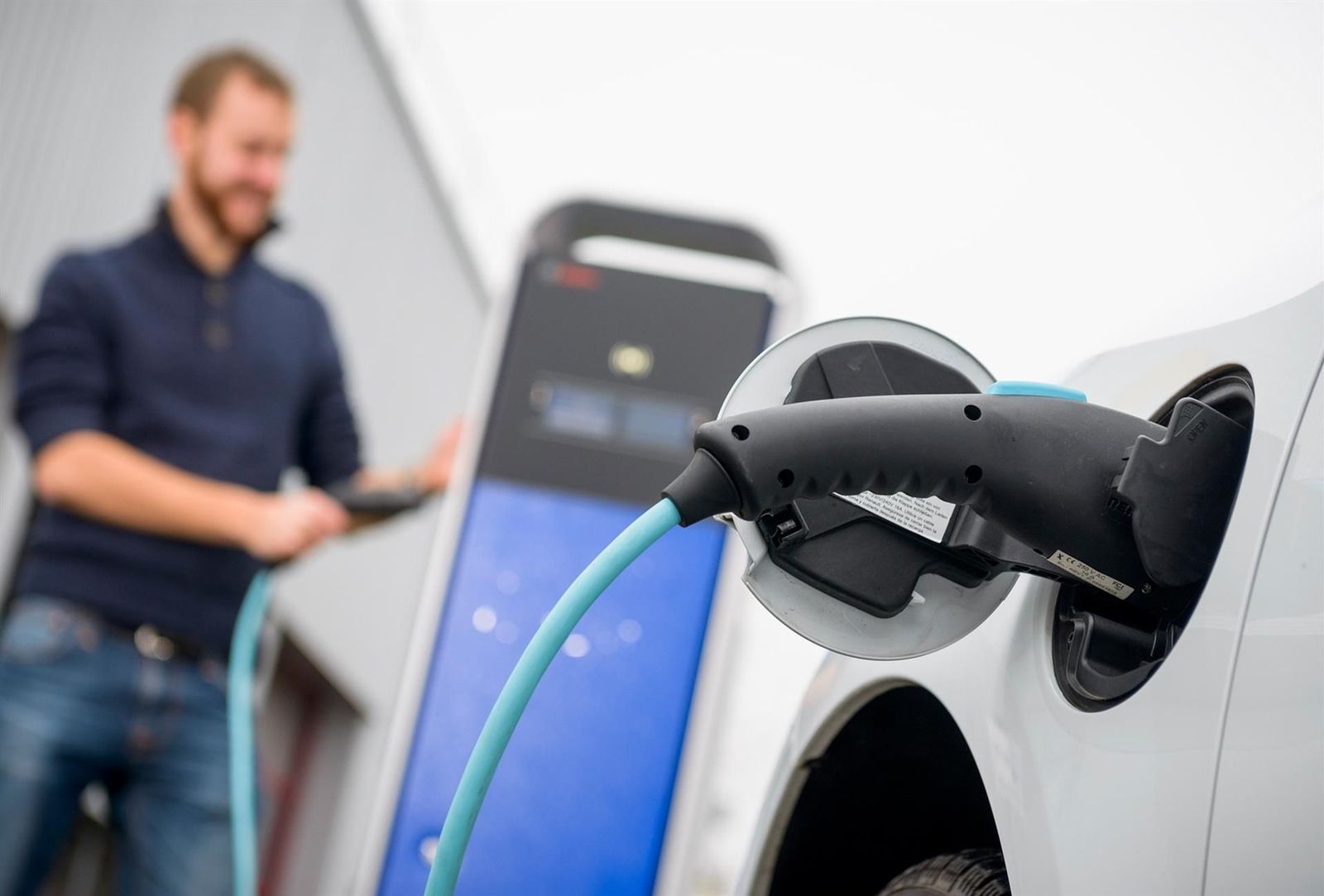 Punto de carga de un vehículo eléctrico. | EP