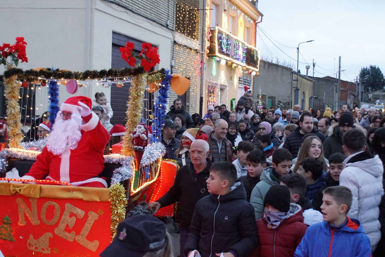 Papá Noel recorre las calles de Alba de Tormes y entrega regalos a los niños