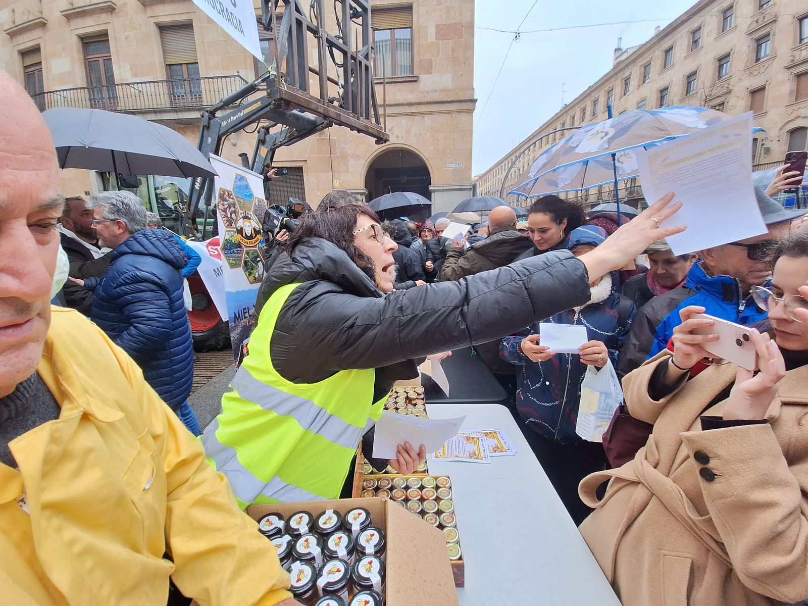 Los apicultores reparten mil tarritos de miel en protesta por el acuerdo de Mercosur  (15).jpeg