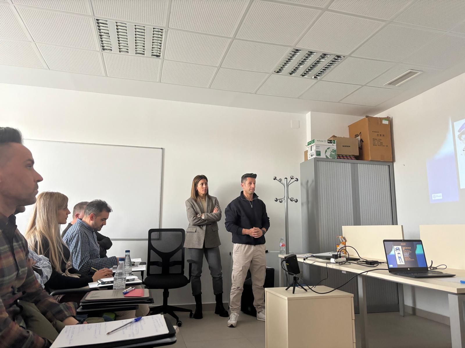 Agentes de seguridad participan en un curso sobre el transporte por carretera en Alba de Tormes