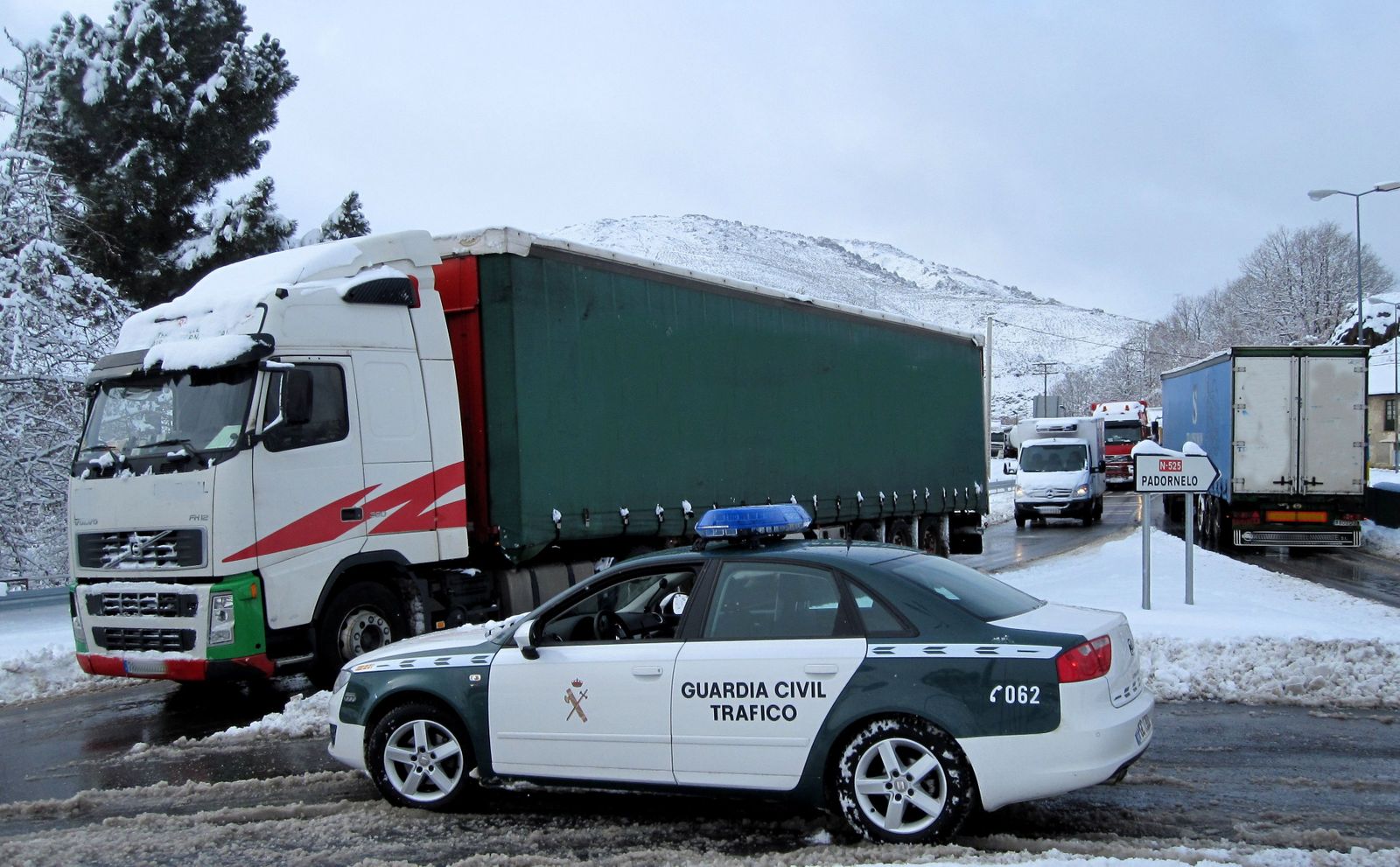 Guardia civil nieve carretera. Archivo