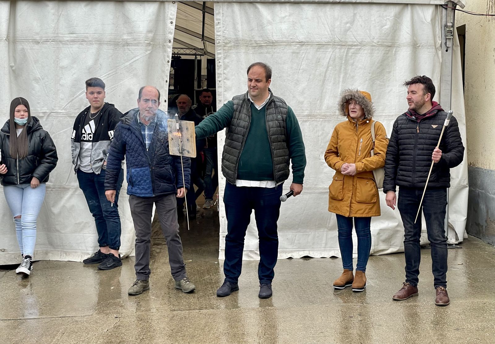 El alcalde de Guijuelo, en el arranque de las Fiestas de San Marcos en Cabezuela