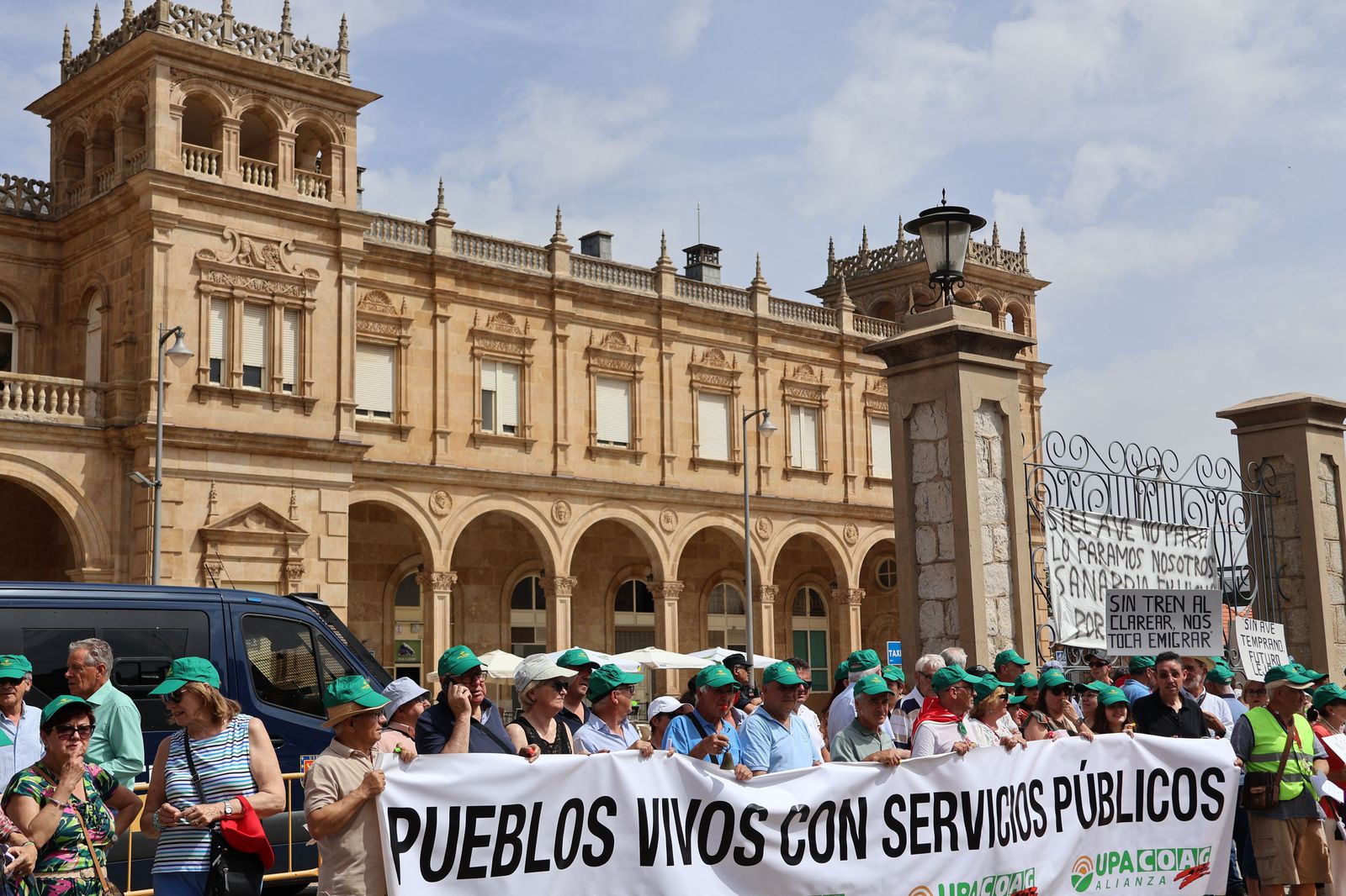 manifestacion-contra-la-perida-de-servicios-de-ave-41