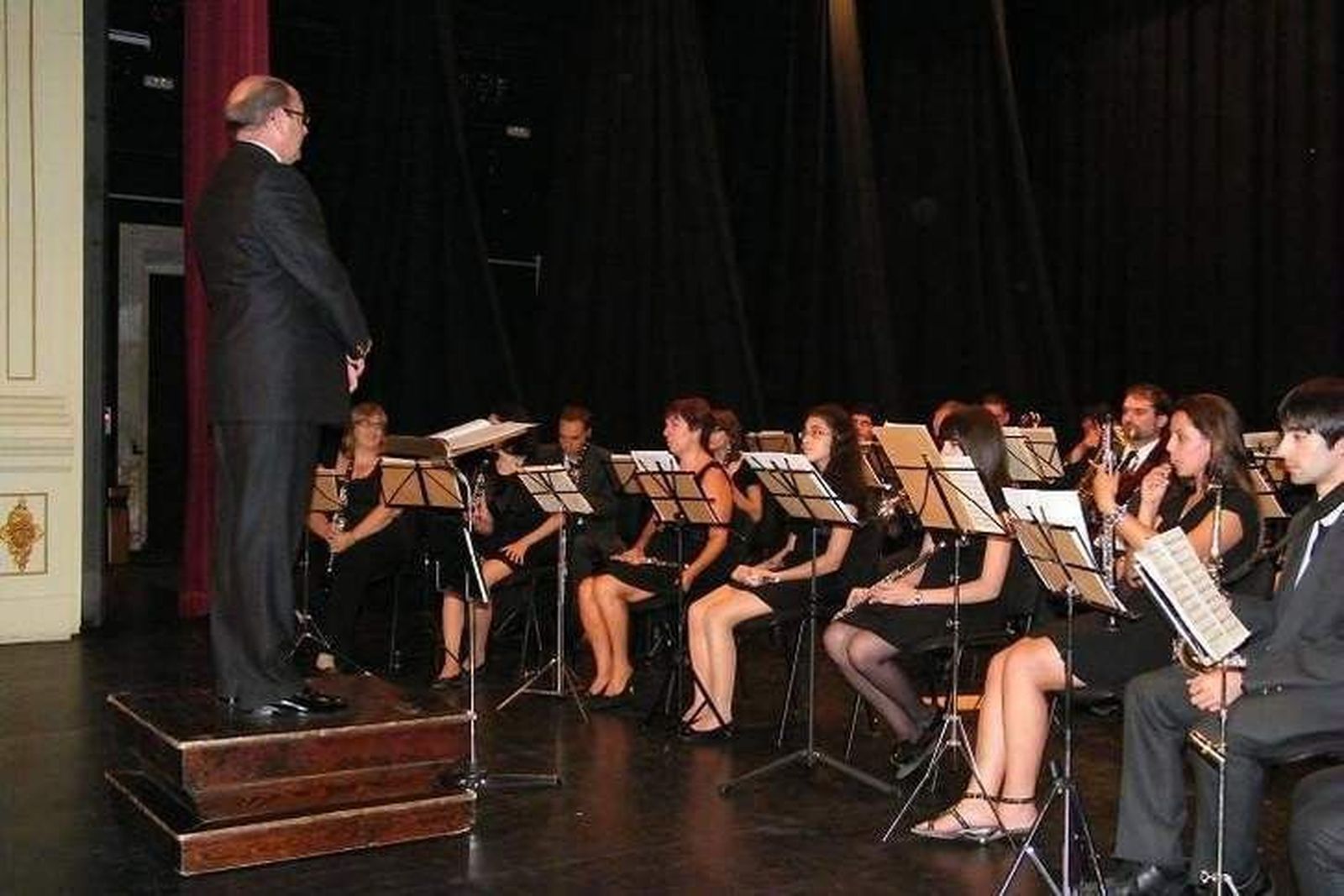 En busca de un profesor de Música y Danza