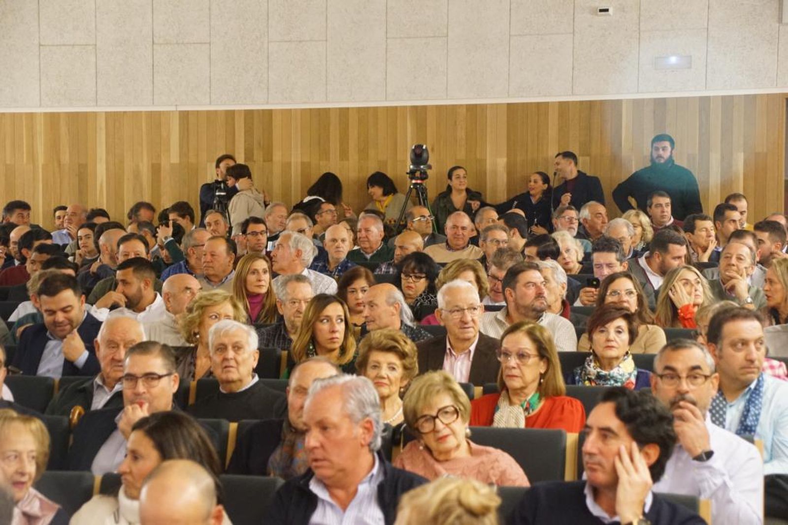 entrega-del-premio-del-toro-de-oro-a-la-ganaderia-de-vellosino-por-la-feria-taurina-2023-8