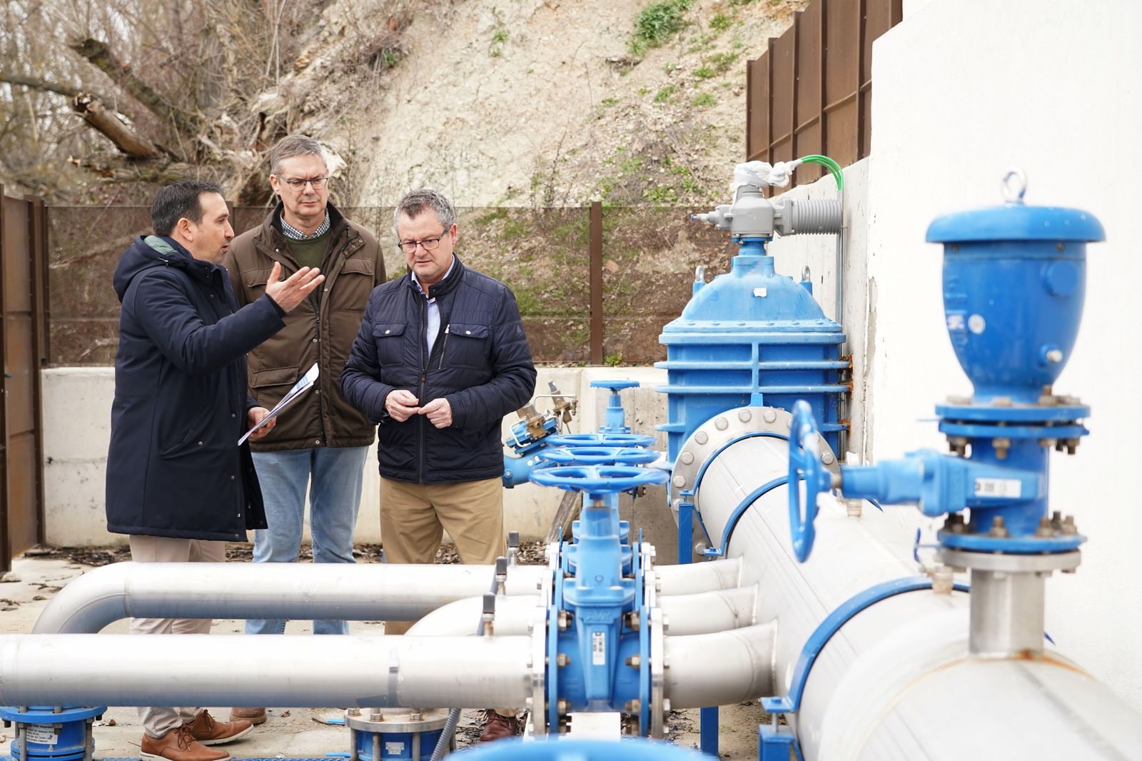 El consejero de Agricultura, Ganadería y Desarrollo Rural, Gerardo Dueñas, visita las obras de modernización del regadío en Valoria la Buena. ICAL