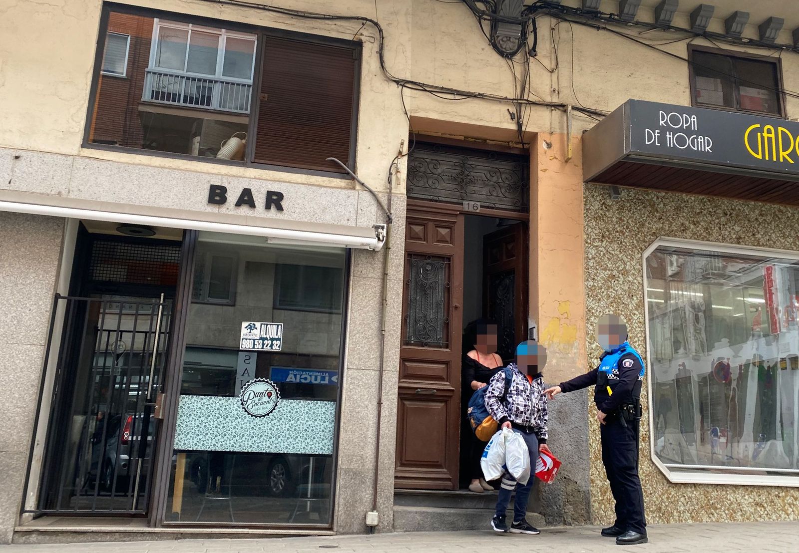 Policía Nacional y Policía Municipal esta tarde en la calle del Riego (5)