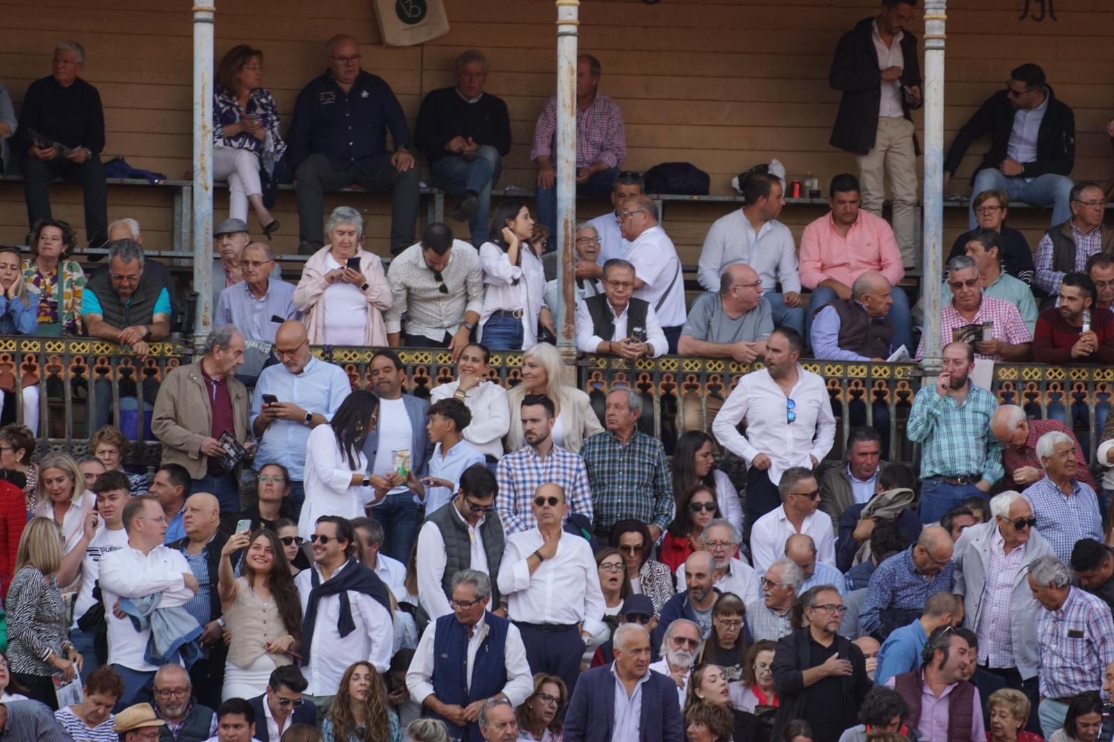 resumen-fotografico-del-ambiente-en-los-tendidos-de-la-glorieta-durante-la-corrida-concurso-22-de-septiembre-fotos-juanes-117