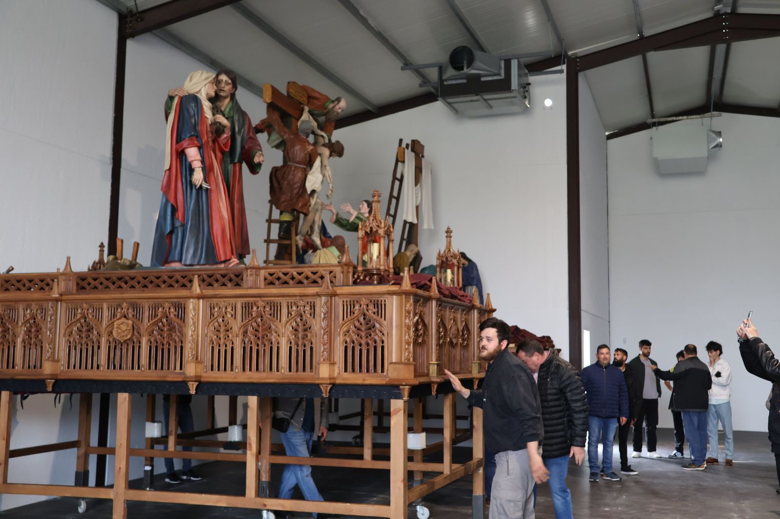 Traslado de los pasos de la Real Cofradía Santo Entierro a la carpa permanente