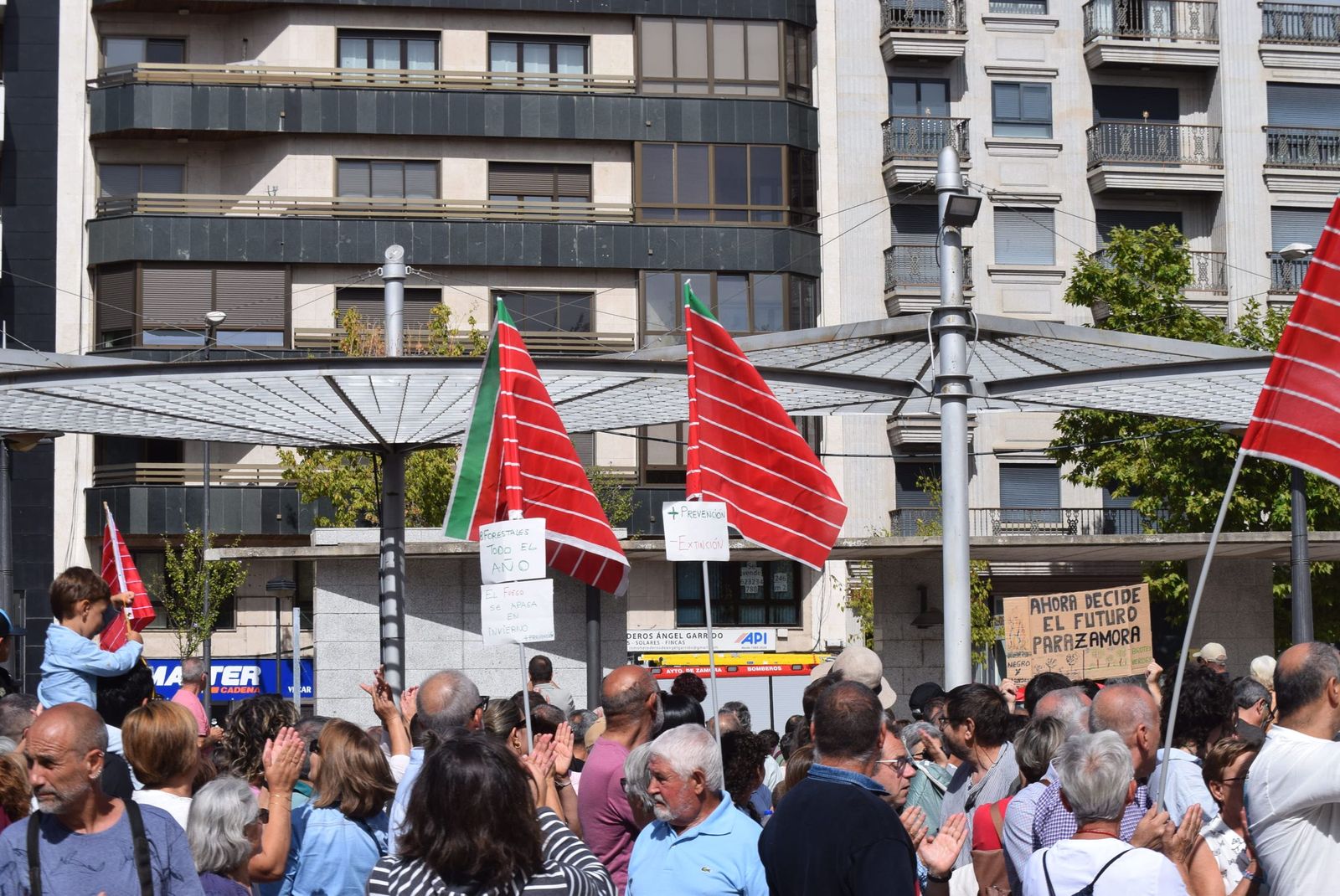 Concentración para reclamar "respeto y justicia" para Zamora tras los incendios