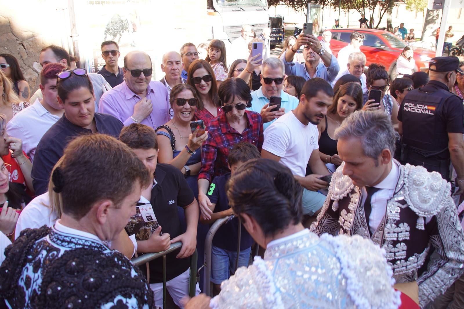 Así ha vivido la afición de La Glorieta el primer cartel de figuras de la feria: imágenes del ambiente en los tendidos y en el patio de cuadrillas