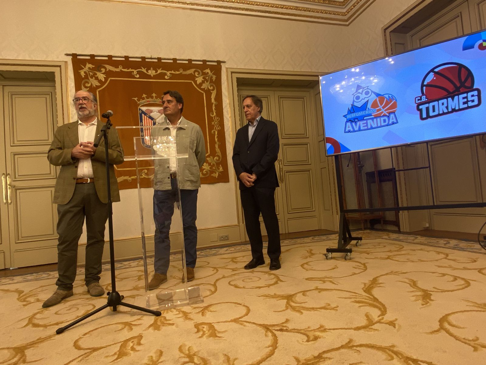 Jorge Recio, Darío Lavado y Carlos García Carbayo, en la fusión entre el CB Tormes y el Perfumerías Avenida